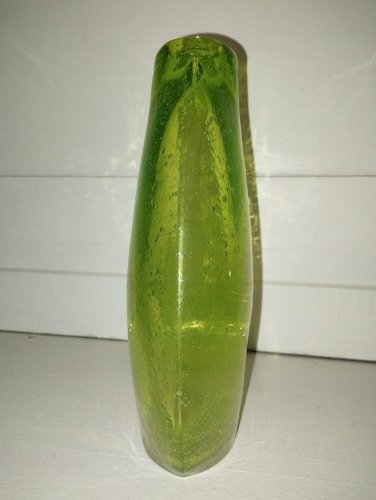 Vase en verre soufflé vert chartreuse – pièce artisanale vintage