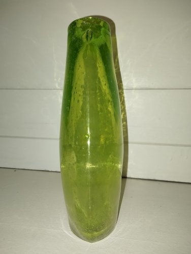Vase en verre soufflé vert chartreuse – pièce artisanale vintage