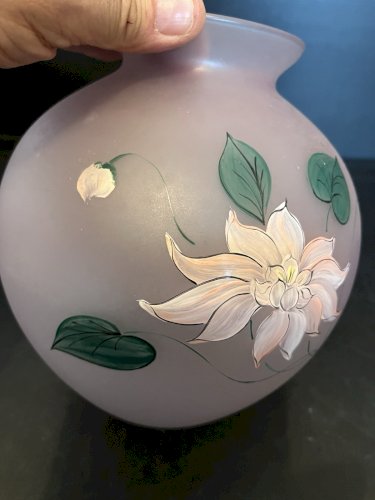 Vase Forme Boule en pate de verre Décor Floral peint signé A Naudy