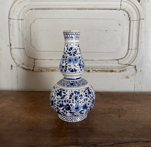 Vase gourde en faïence de Delft XVIIIe décor floral M3643