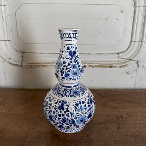 Vase gourde en faïence de Delft XVIIIe décor floral M3643