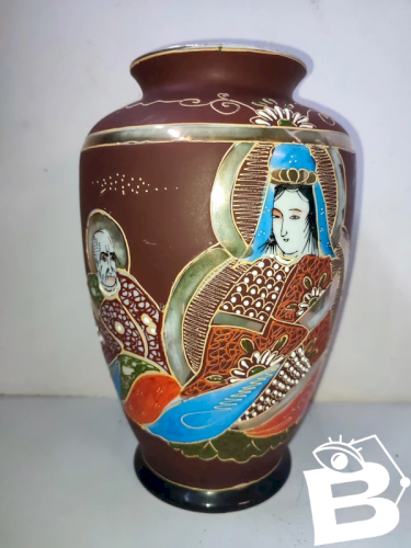 vase japonais satsuma à decor de personnage en bon etat