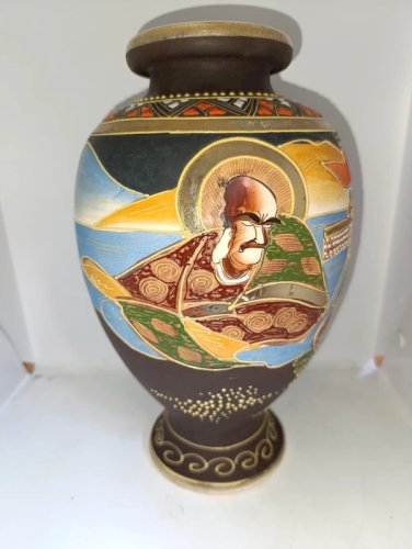 vase japonais satsuma à decor de personnages en bon etat