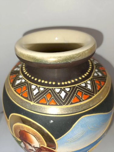 vase japonais satsuma à decor de personnages en bon etat