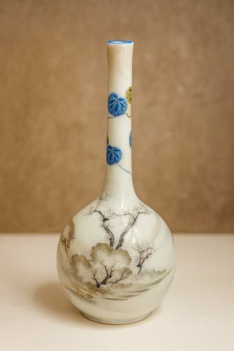 Vase japonisant ancien en porcelaine émaillée – Paysage lacustre – vers 1900