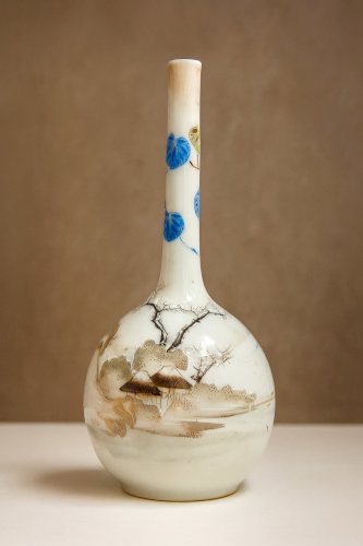 Vase japonisant ancien en porcelaine émaillée – Paysage lacustre – vers 1900