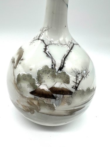 Vase japonisant ancien en porcelaine émaillée – Paysage lacustre – vers 1900
