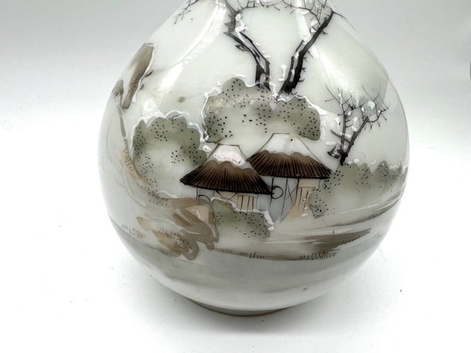 Vase japonisant ancien en porcelaine émaillée – Paysage lacustre – vers 1900