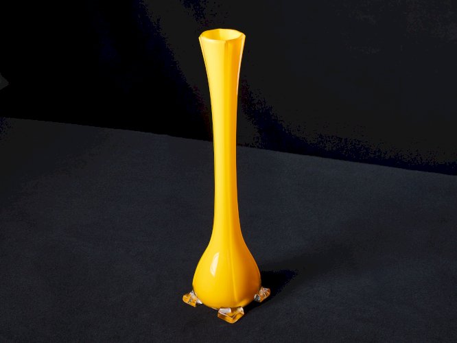 Vase jaune style Art déco – Élancé et élégant