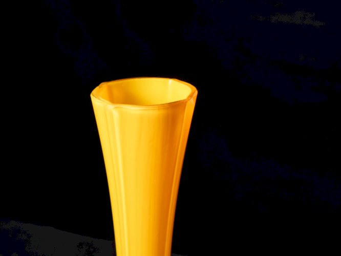 Vase jaune style Art déco – Élancé et élégant