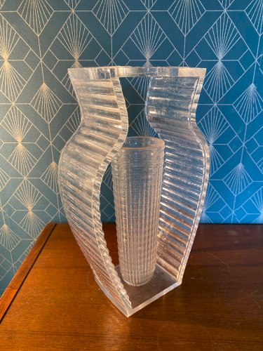 Vase Kartell, Milano, par Eugeni Quitllet , en plexi. Superbe.