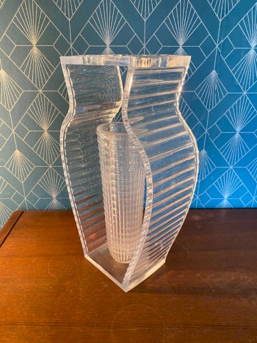 Vase Kartell, Milano, par Eugeni Quitllet , en plexi. Superbe.