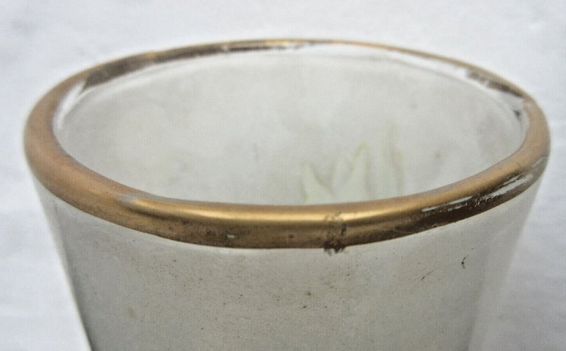 Vase Lamartine, verre opaque émaillé Legras d'un semis de Cyclamen multicolores