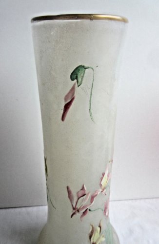 Vase Lamartine, verre opaque émaillé Legras d'un semis de Cyclamen multicolores