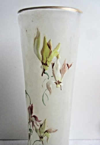 Vase Lamartine, verre opaque émaillé Legras d'un semis de Cyclamen multicolores