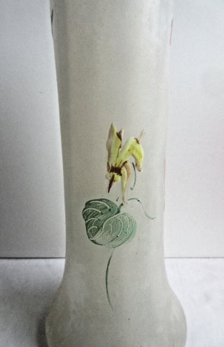 Vase Lamartine, verre opaque émaillé Legras d'un semis de Cyclamen multicolores