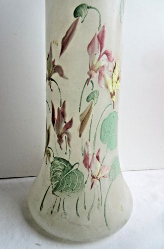 Vase Lamartine, verre opaque émaillé Legras d'un semis de Cyclamen multicolores