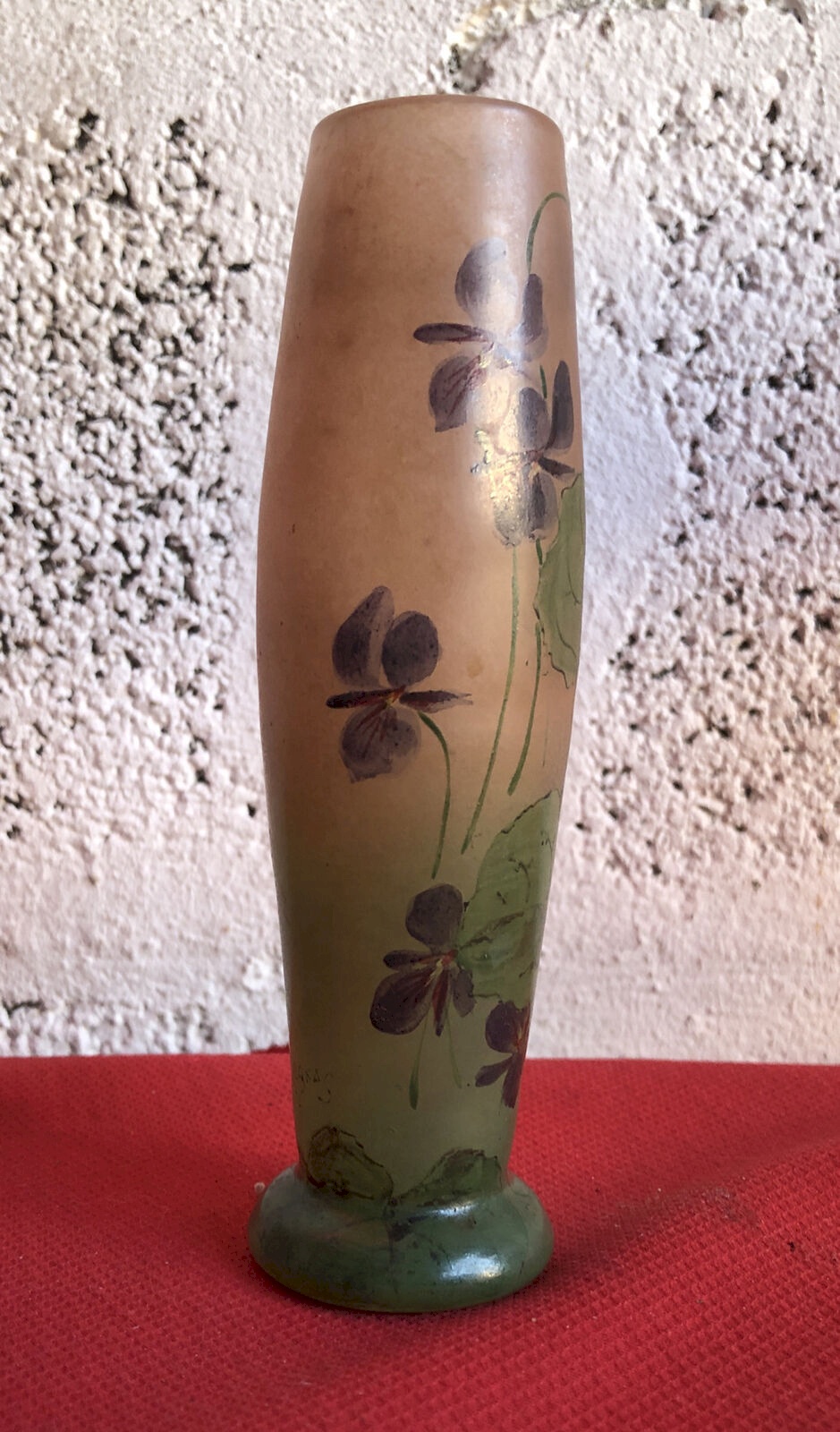 VASE LEGRAS EN VERRE PEINT À DÉCOR DE VIOLETTES DÉBUT XXEME SIGNÉ H=14
