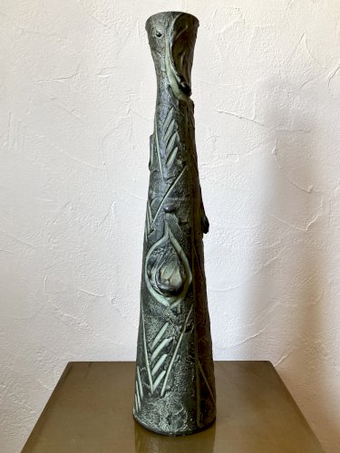 Vase longiligne à décor stylisé brutaliste, dans le goût de Ballesti (Gerona), années 1970