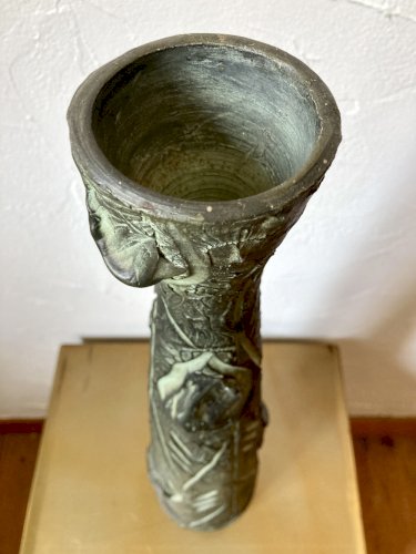 Vase longiligne à décor stylisé brutaliste, dans le goût de Ballesti (Gerona), années 1970