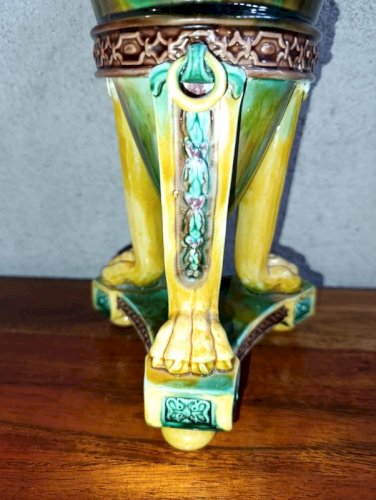 vase majolique anglais region stoke-on-trent signé George jones annees 1861-1873 en bon etat