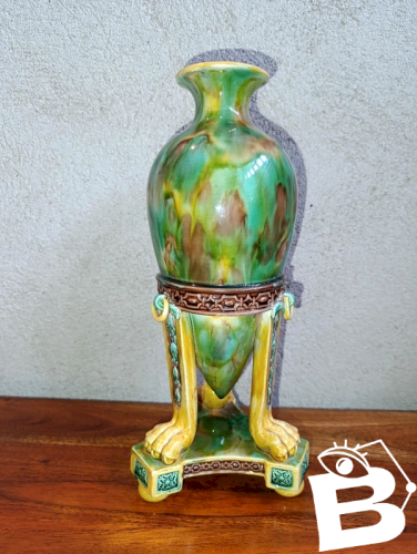 vase majolique anglais region stoke-on-trent signé George jones annees 1861-1873 en bon etat