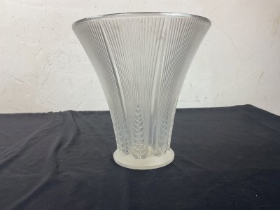 Vase modelé épi de René Lalique Vers 1920