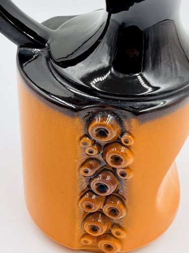 Vase moderniste en céramique orange et reliefs cabochons, années 70