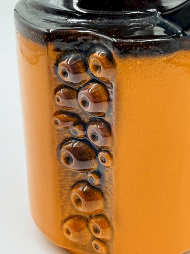Vase moderniste en céramique orange et reliefs cabochons, années 70