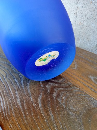 Vase mouchoir en verre dépoli bleu, délicatement souligné d’un liseré jaune