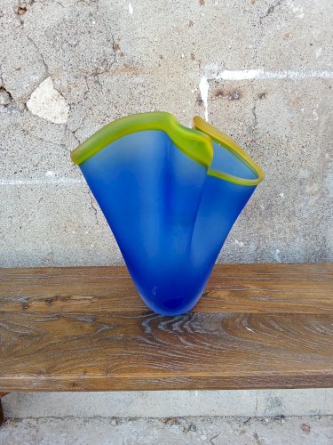 Vase mouchoir en verre dépoli bleu, délicatement souligné d’un liseré jaune
