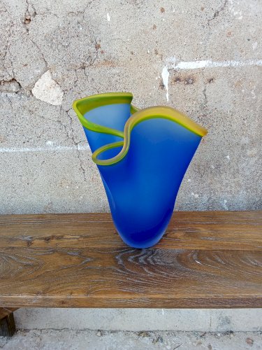Vase mouchoir en verre dépoli bleu, délicatement souligné d’un liseré jaune