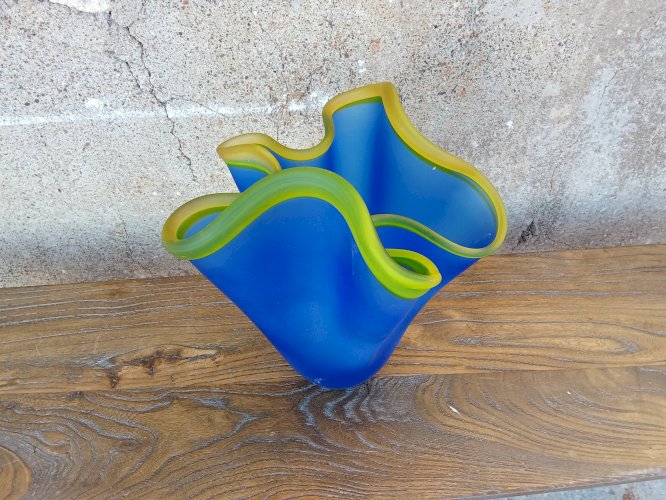 Vase mouchoir en verre dépoli bleu, délicatement souligné d’un liseré jaune