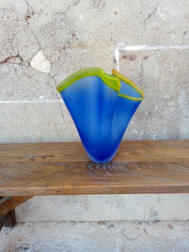Vase mouchoir en verre dépoli bleu, délicatement souligné d’un liseré jaune