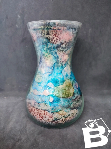 vase multi couleur piece unique  en verre signé laque line en bon etat