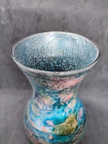vase multi couleur piece unique  en verre signé laque line en bon etat
