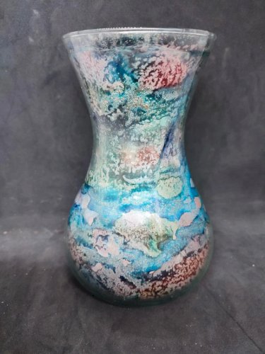 vase multi couleur piece unique  en verre signé laque line en bon etat