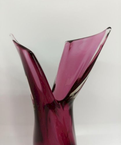 Vase murano sommerso rouge forme original en bon etat (made in chiner)