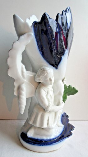 Vase Napoléon III, porcelaine de Bayeux, sculpture biscuit: Femme agenouillée