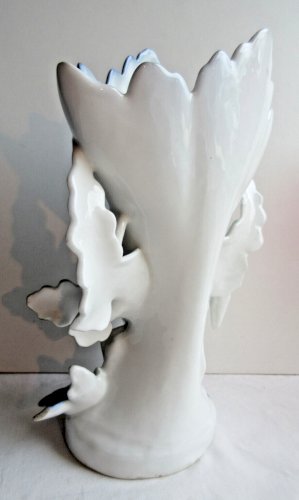 Vase Napoléon III, porcelaine de Bayeux, sculpture biscuit: Femme agenouillée