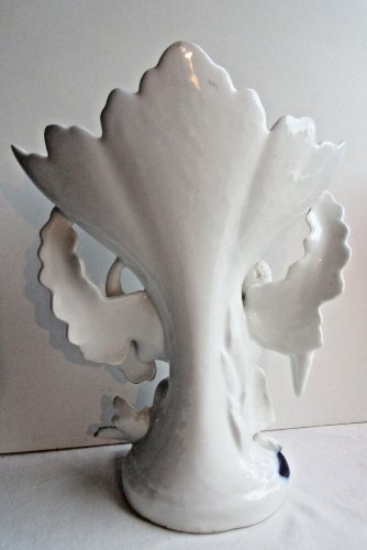 Vase Napoléon III, porcelaine de Bayeux, sculpture biscuit: Femme agenouillée