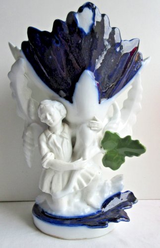 Vase Napoléon III, porcelaine de Bayeux, sculpture biscuit: Femme agenouillée