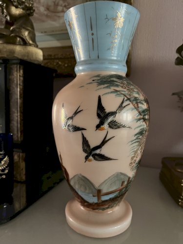Vase opaline aux hirondelles 