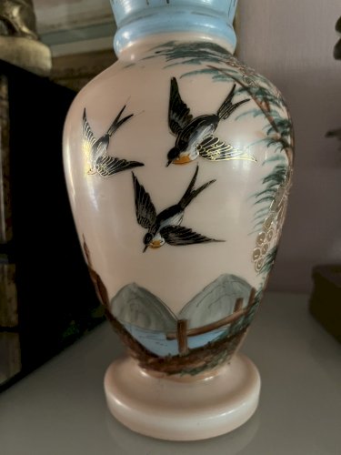 Vase opaline aux hirondelles 