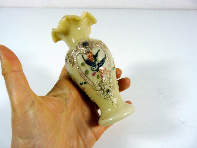 Vase opaline de foire Portieux Vallery Stahl beige décor oiseau mascarons, lys