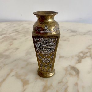 Vase oriental syrien en laiton gravé incrusté d'argent et cuivre rouge M3783