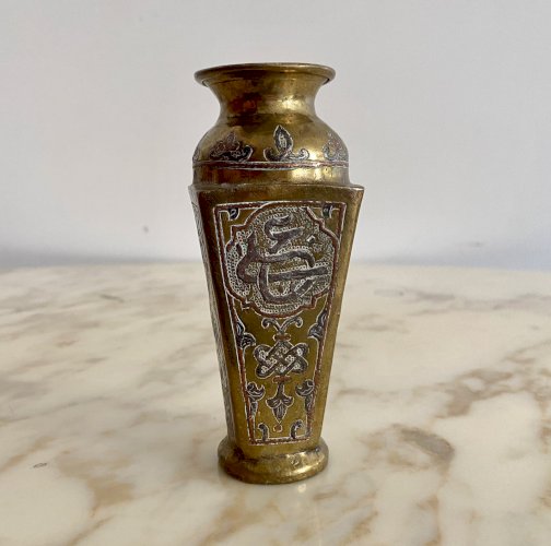 Vase oriental syrien en laiton gravé incrusté d'argent et cuivre rouge M3783