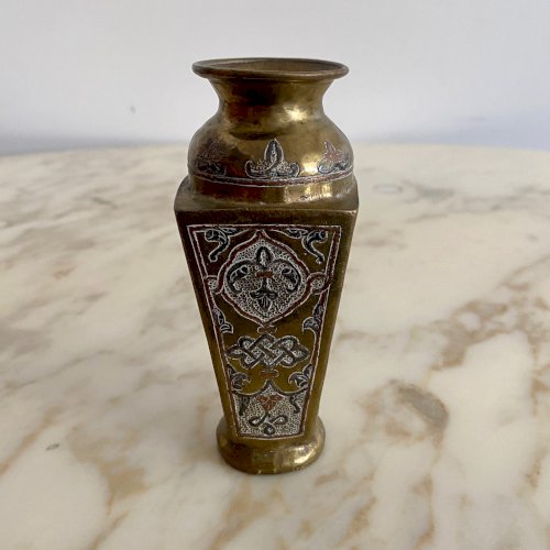 Vase oriental syrien en laiton gravé incrusté d'argent et cuivre rouge M3783
