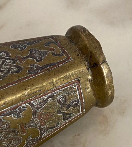 Vase oriental syrien en laiton gravé incrusté d'argent et cuivre rouge M3783