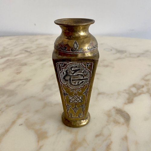 Vase oriental syrien en laiton gravé incrusté d'argent et cuivre rouge M3783